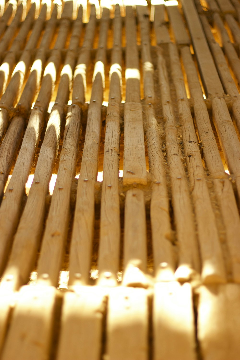 um close up de um banco de madeira feito de tábuas