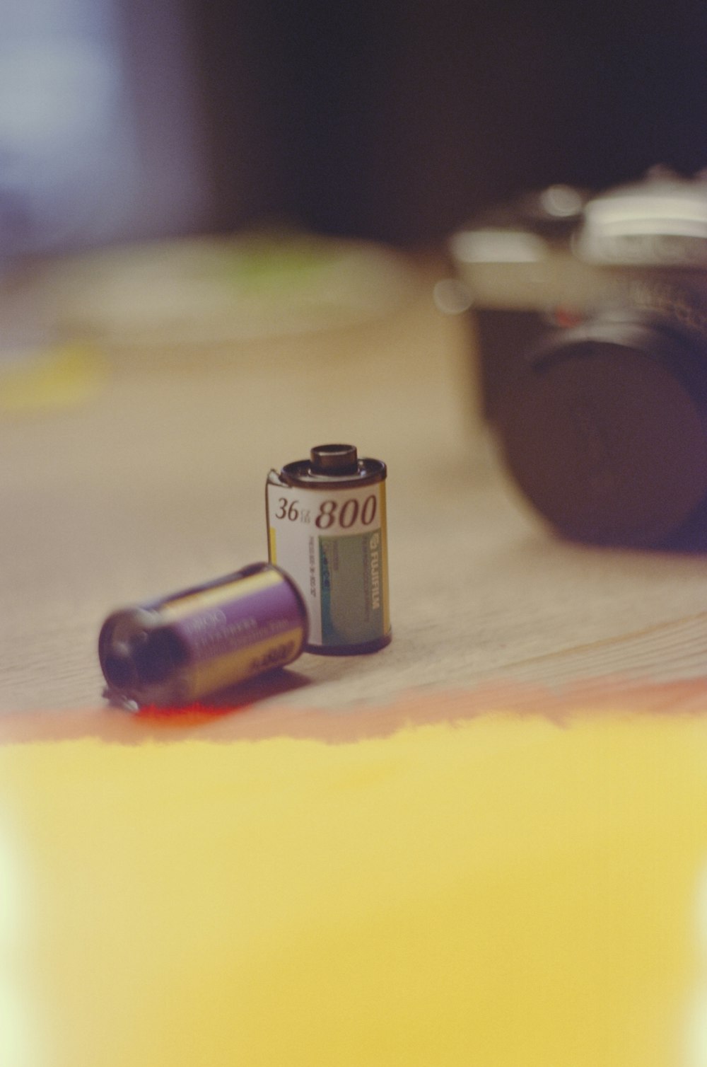 un appareil photo et une batterie sur une table