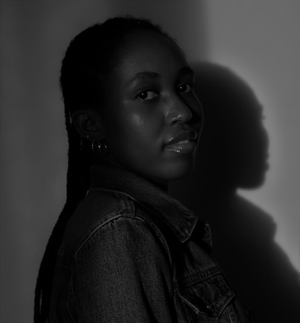 Side profile of a model in a smart-fit jacket, emphasizing comfort and sleek silhouette in natural light.