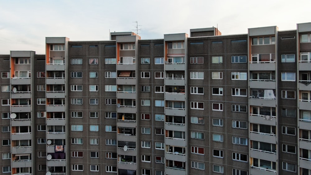 Un edificio alto con muchas ventanas y balcones