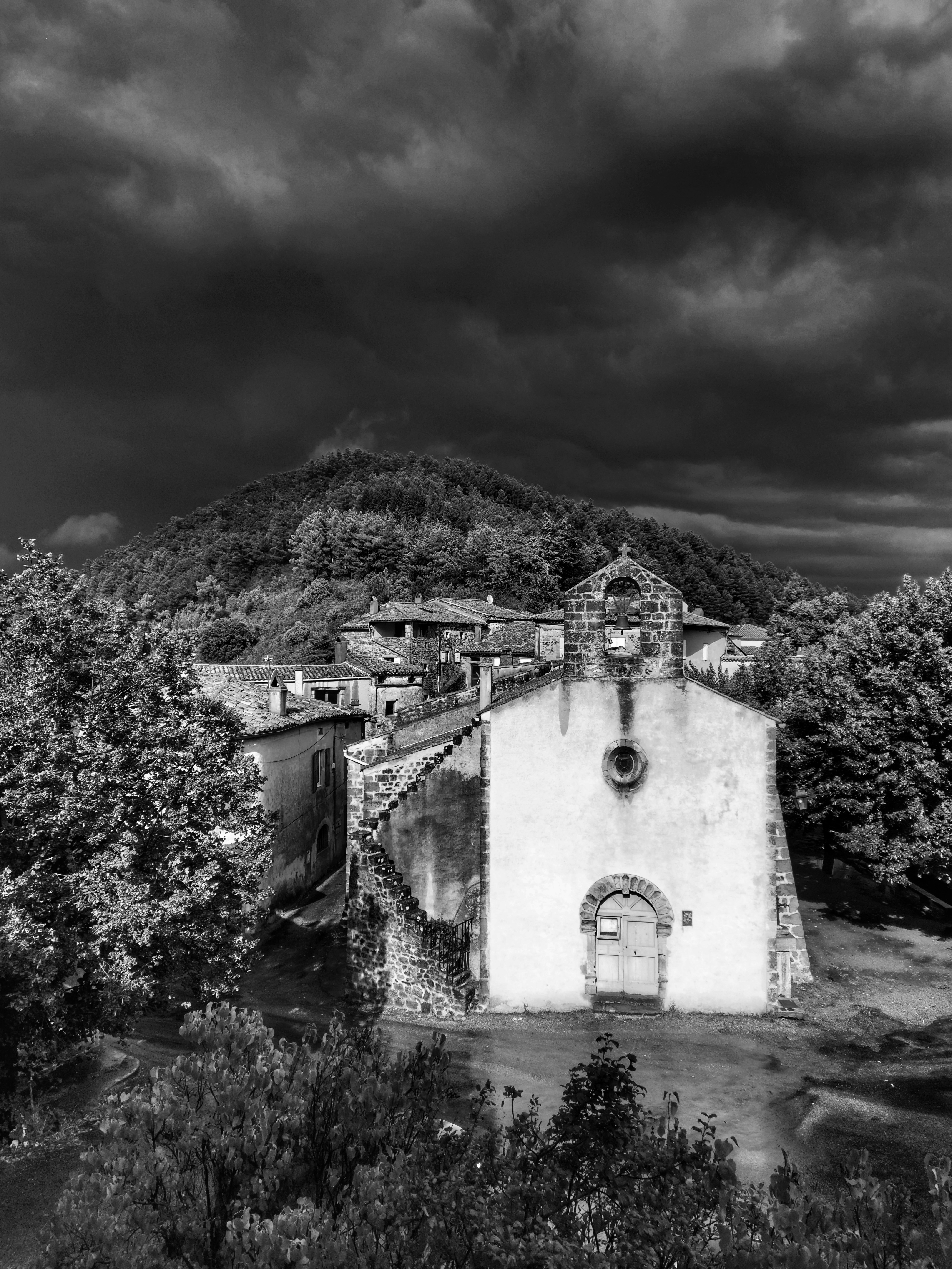 Une photo en noir et blanc d’un vieux bâtiment