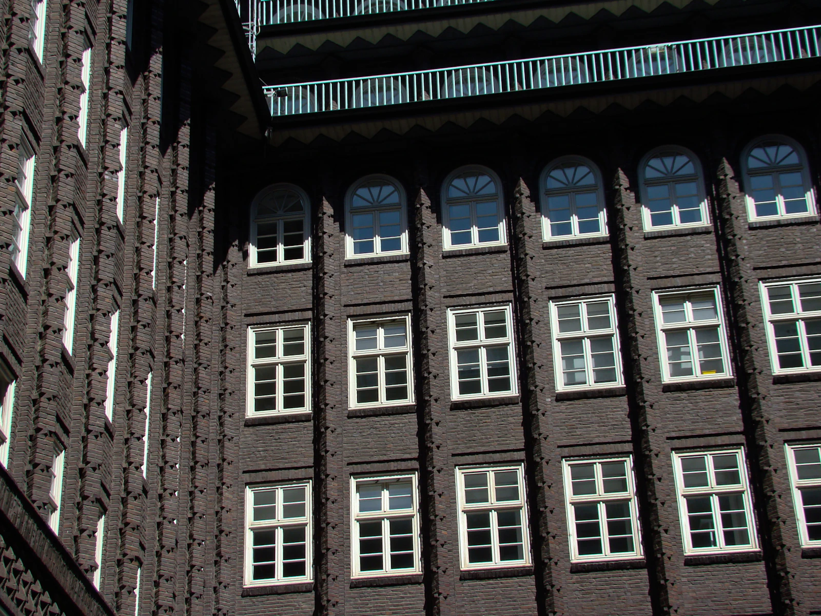 Das Chilehaus in Hamburg, Backsteinbau mit vielen Fenstern und Uhr