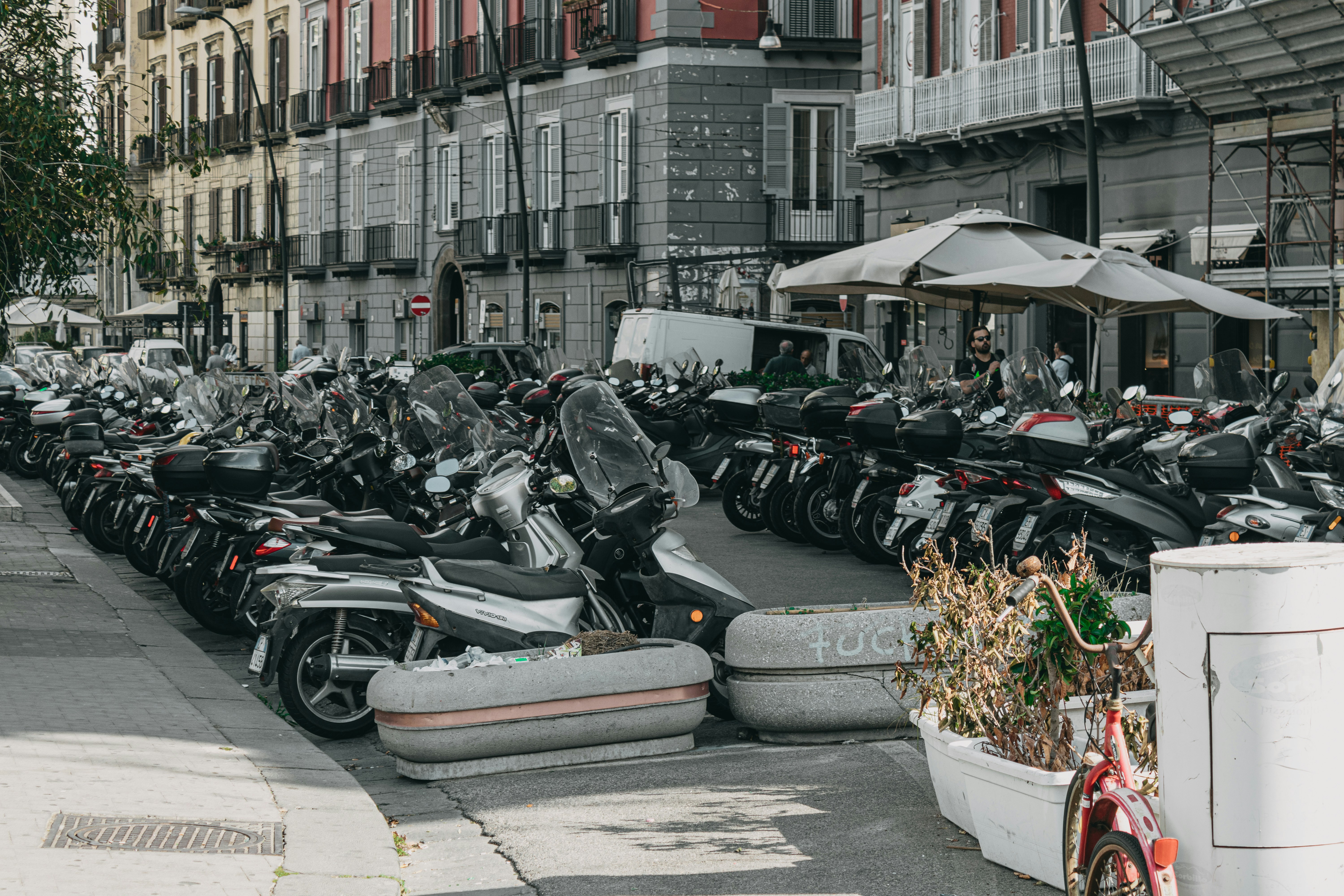 a row of parked motorcycles sitting next to each other