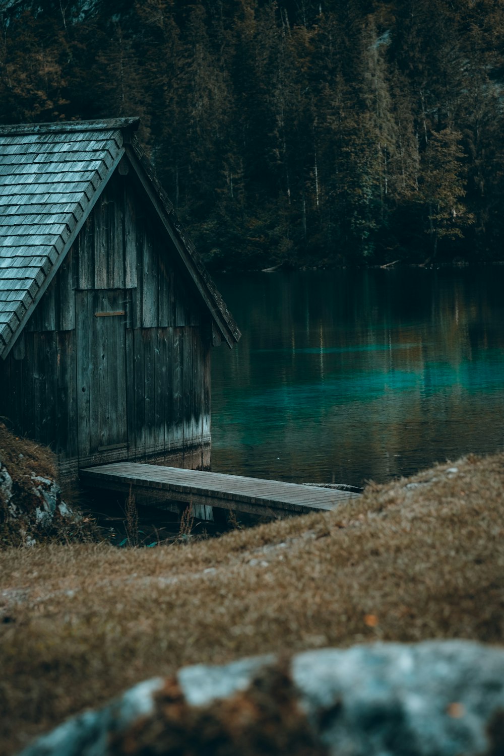 eine kleine Holzhütte auf einem See