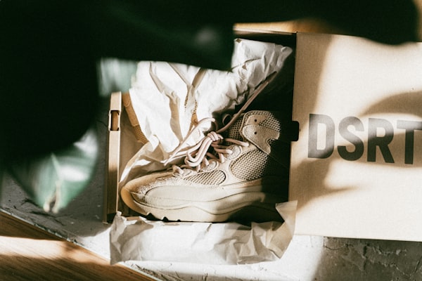 Schuhkarton mit Sneakers darin