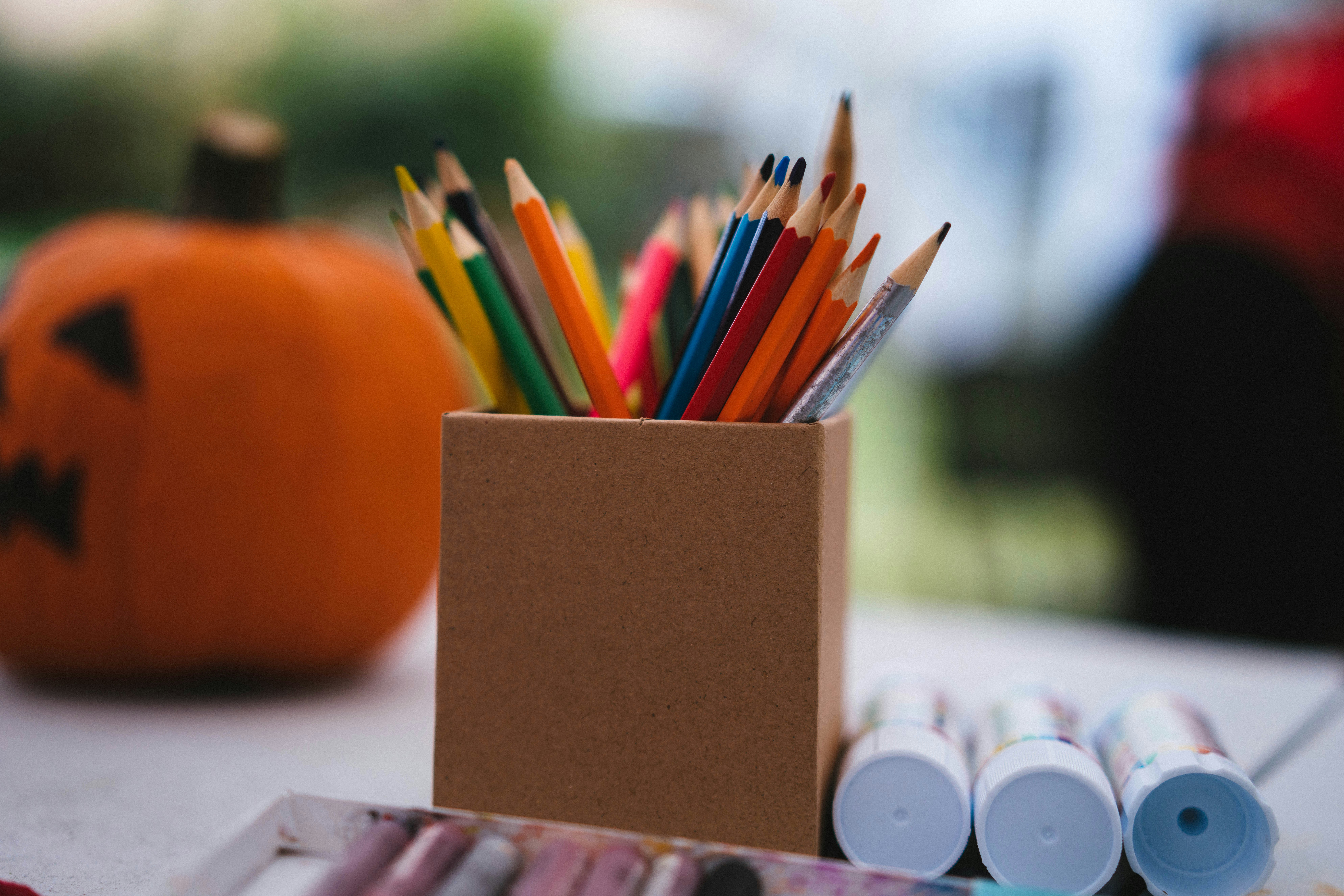 artistic handmade creative art, ilustrasi artikel Unleash Your Inner Artist: The Joy of DIY Crafts 8