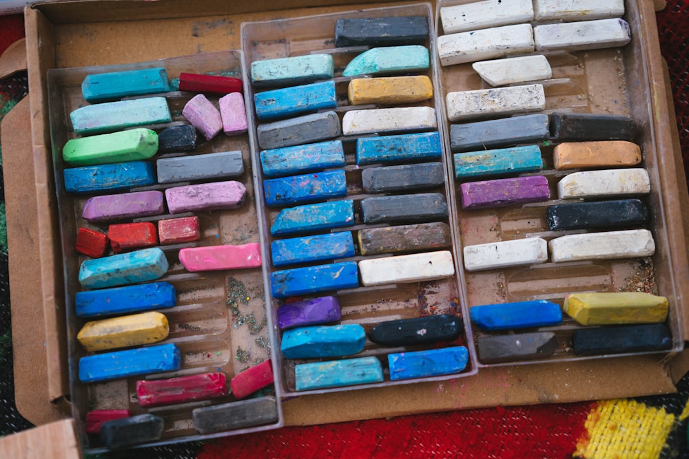 a box filled with lots of different colored crayons