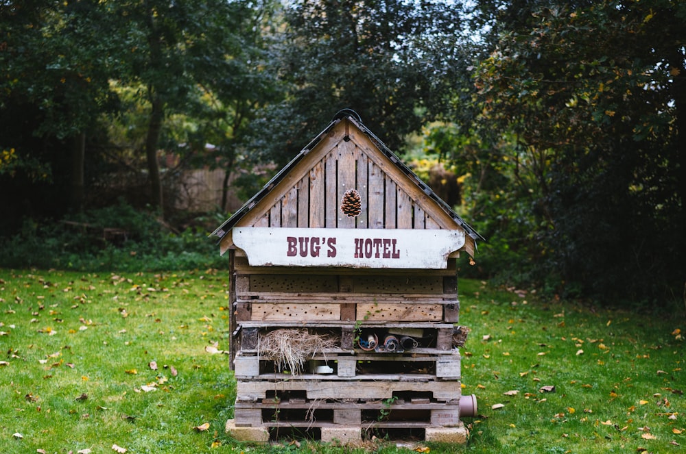 a bird house made out of pallets in the grass