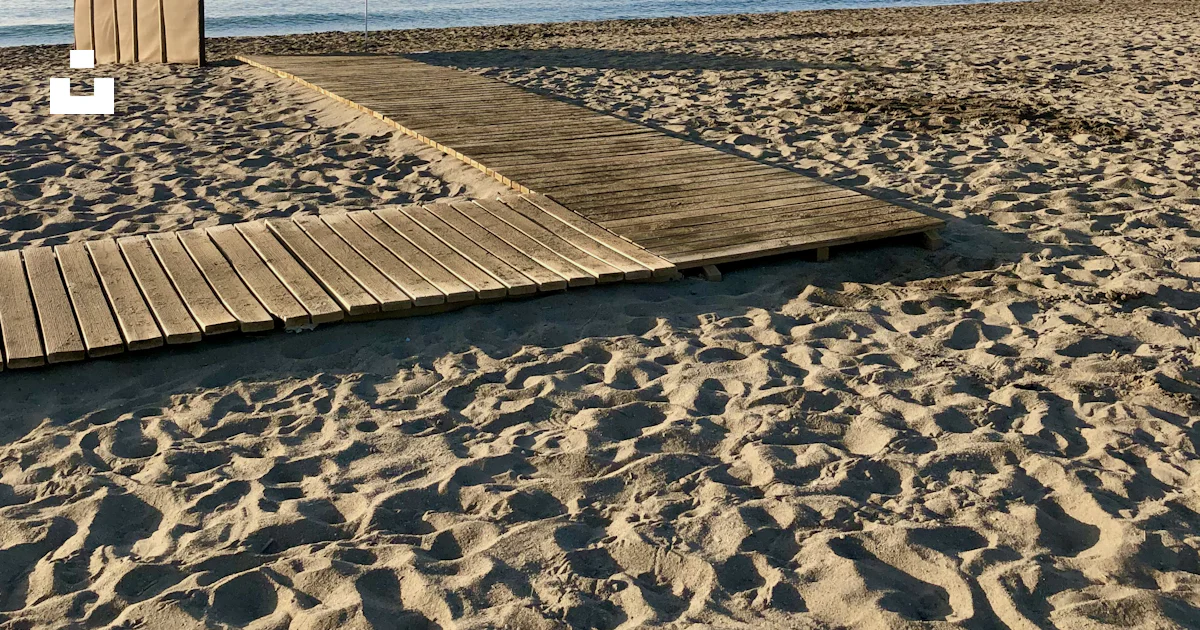 Une Passerelle En Bois Menant Une Plage Avec Un Parasol Photo Photo Une Passerelle En Bois Menant Une Plage Avec Un Parasol Photo Photo