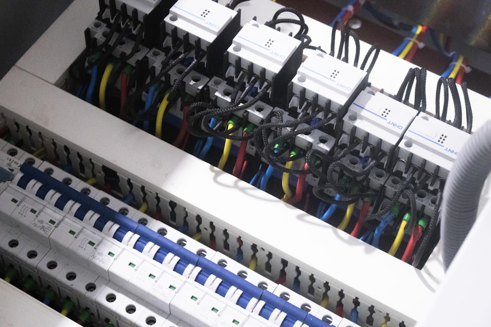um monte de fios são conectados a uma caixa de comutação