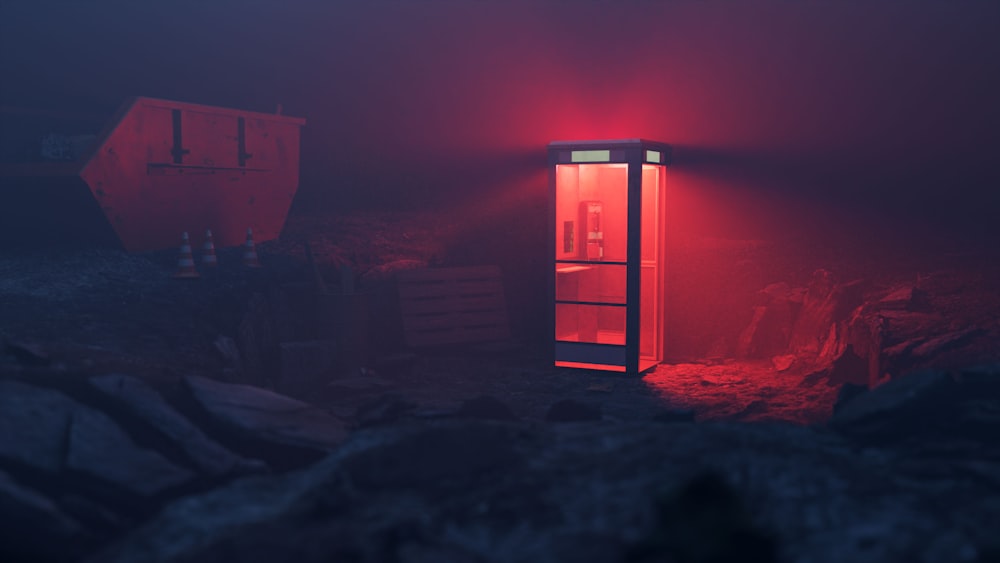 uma luz vermelha brilha em uma geladeira em um quarto escuro