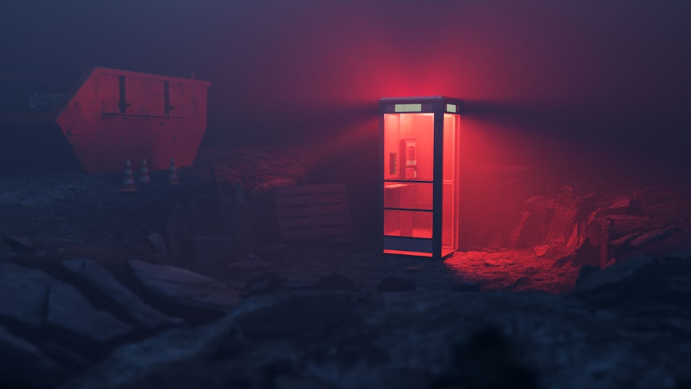 Una luz roja brilla en un refrigerador en una habitación oscura