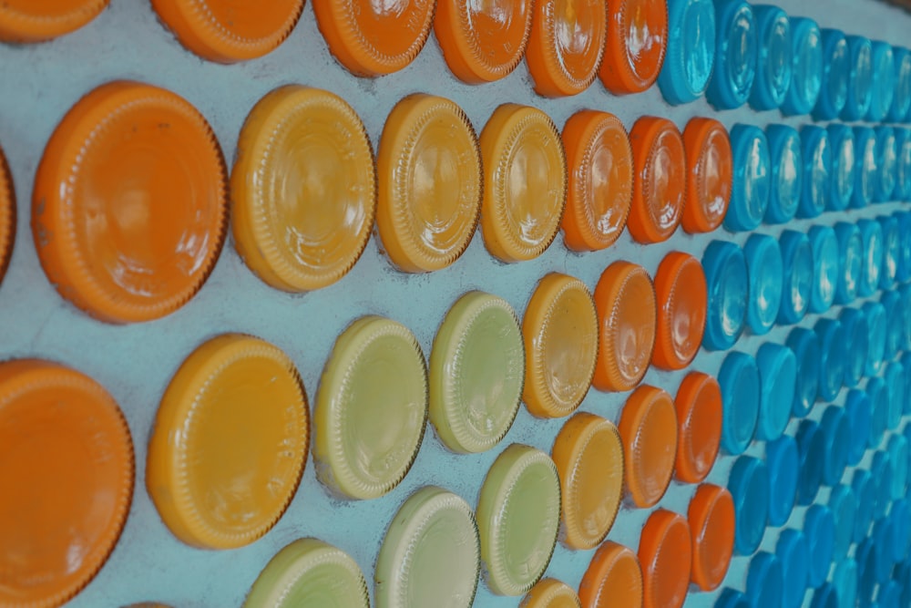 uma parede de placas laranja, amarelas e azuis