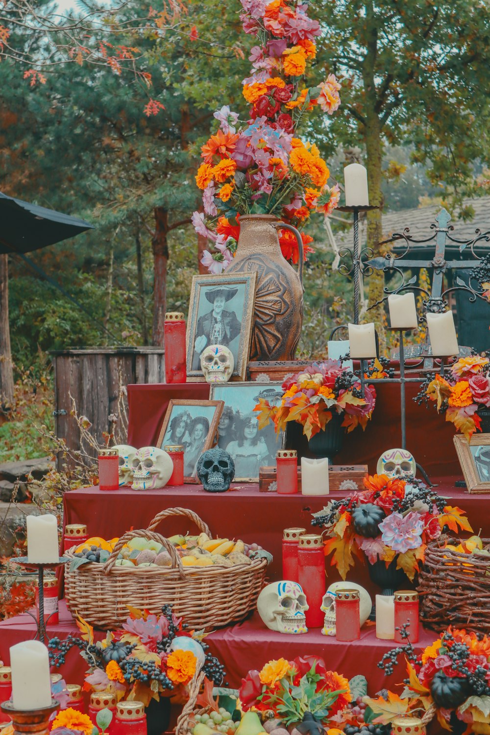 un étalage de fleurs et de photos sur une table