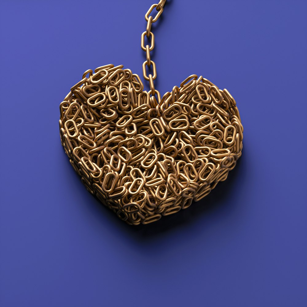 un objeto en forma de corazón con una cadena unida a él
