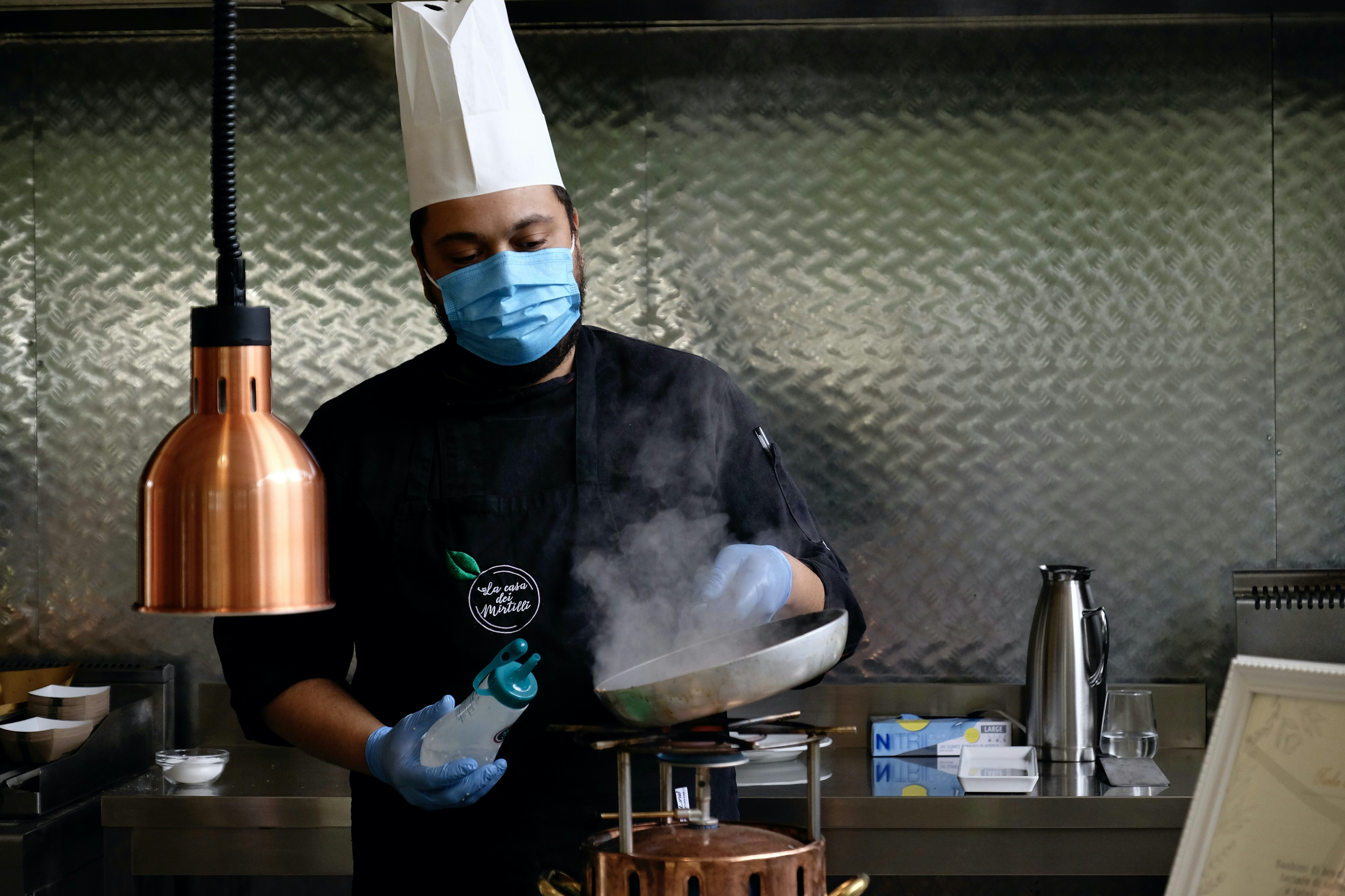 Un chef filme son plat avec un téléphone.