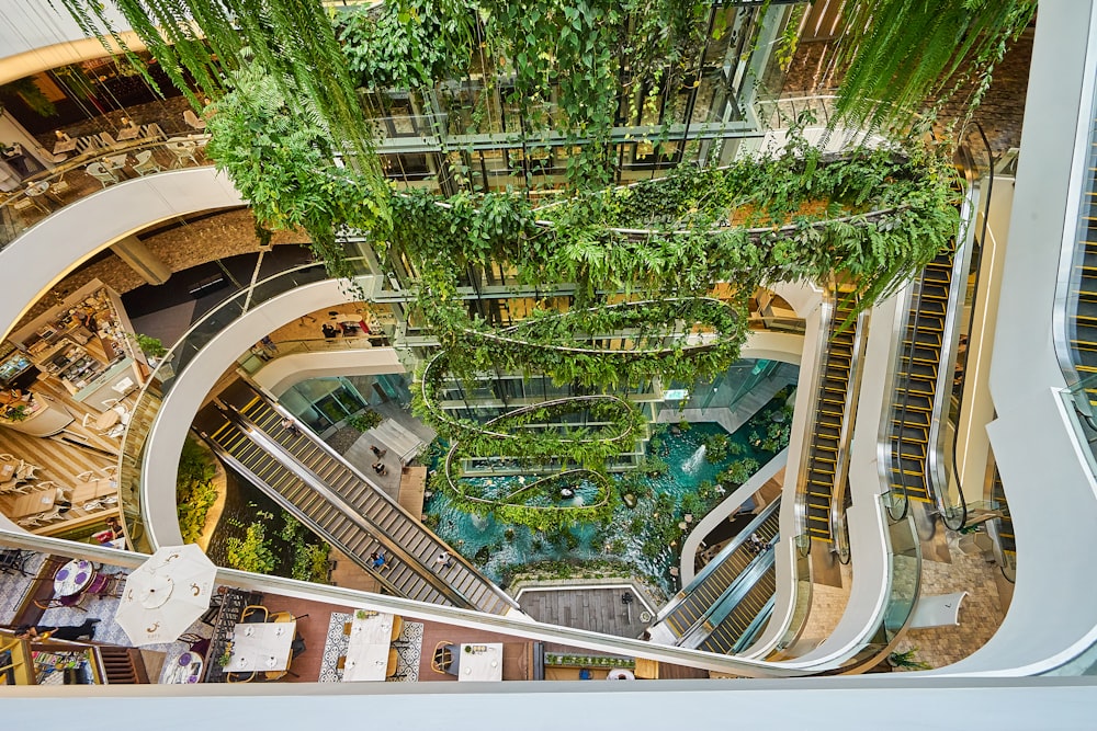 une vue du haut d’un escalator donnant sur un bâtiment avec