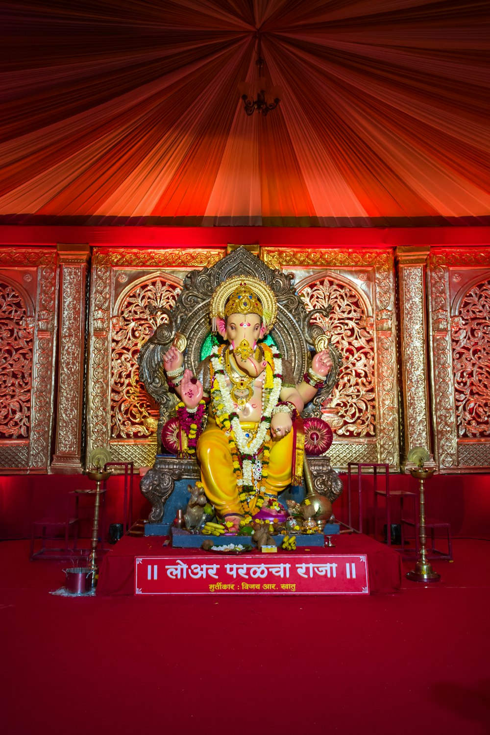 Una estatua del dios Ganesh en un templo