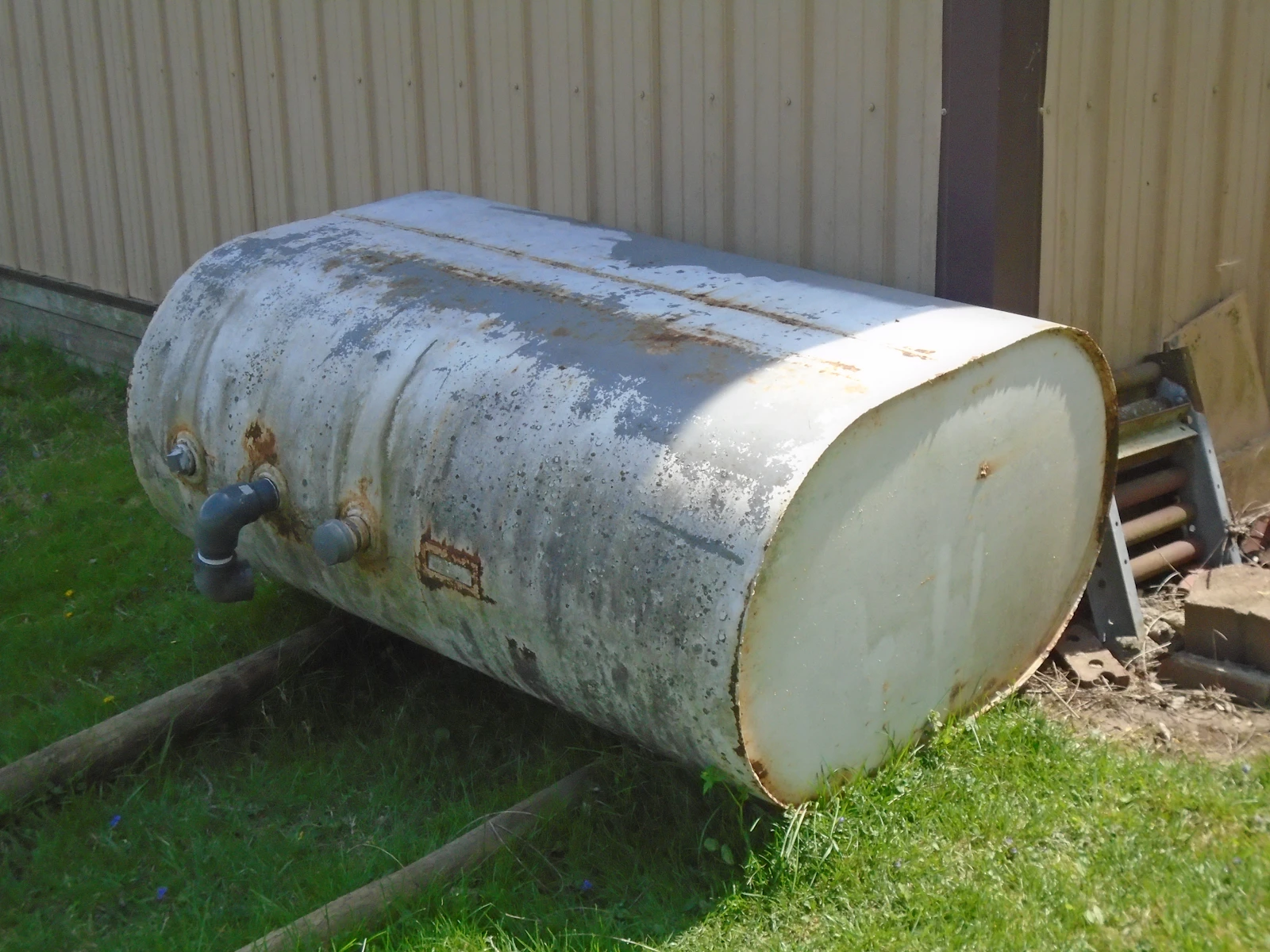 Outdoor oil storage tank