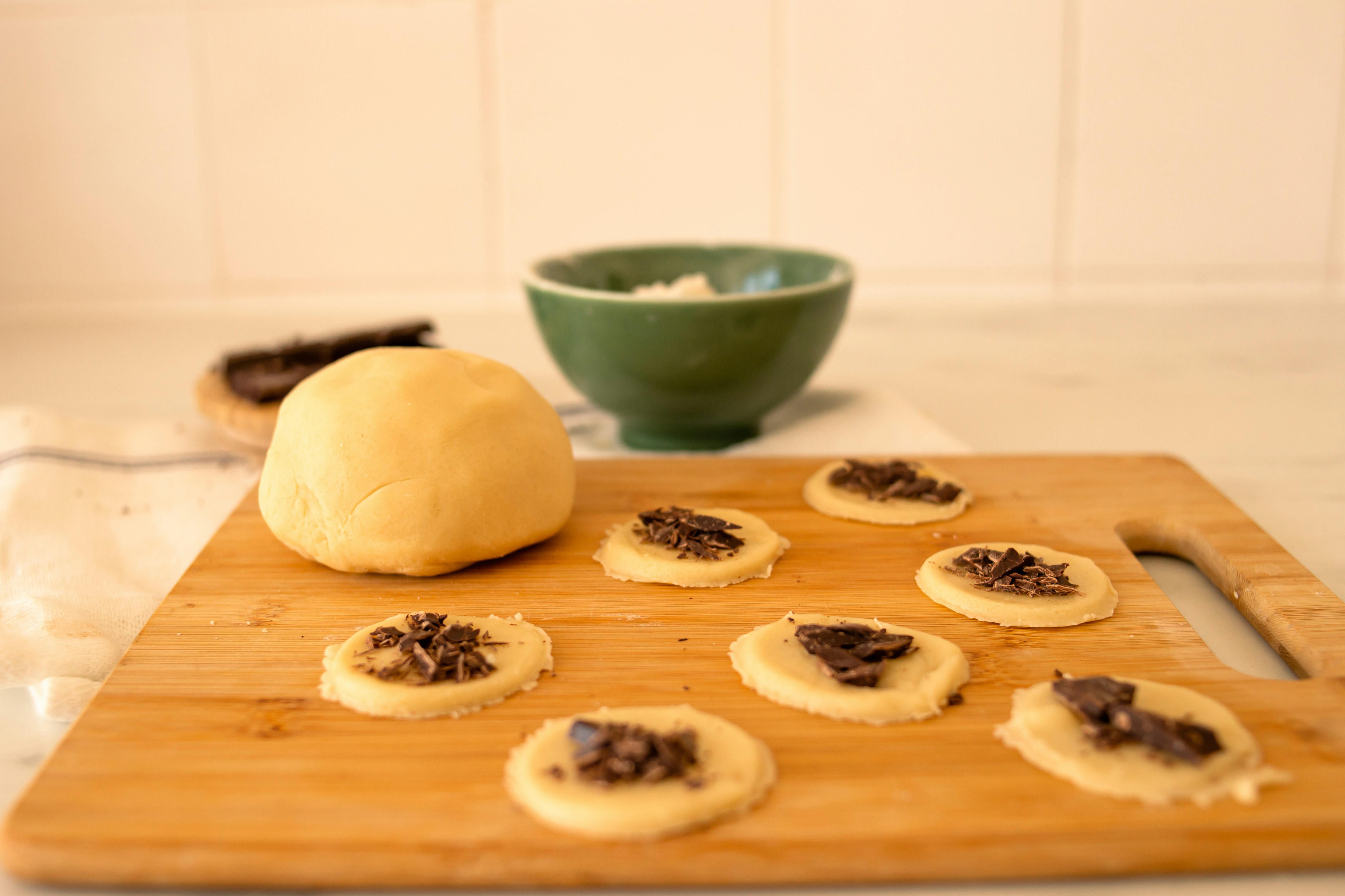 a wooden cutting board topped with cookies on top of a counter, Biscoitos amanteigados