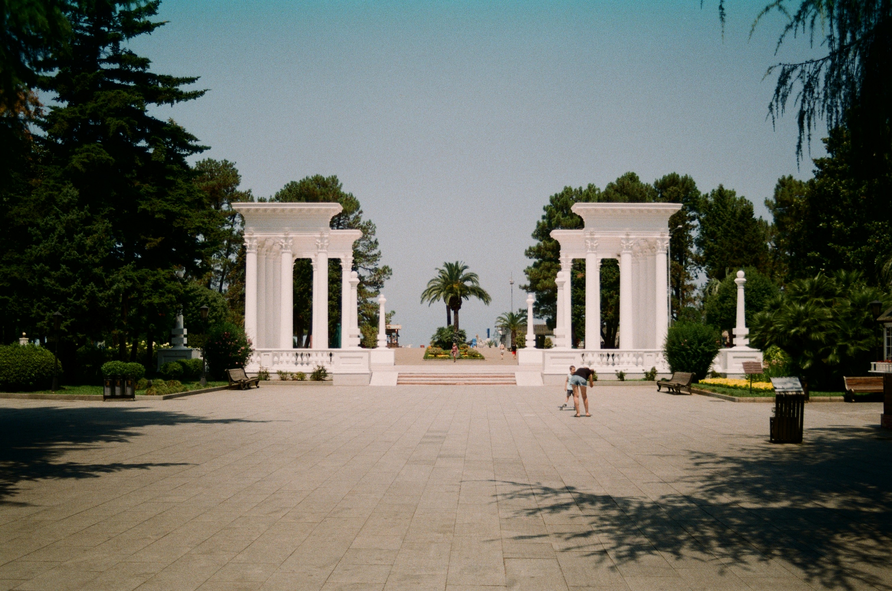 un paio di pilastri bianchi seduti in cima a un marciapiede