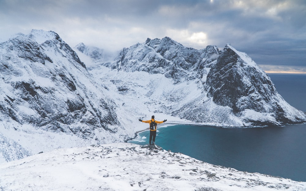 Ein Mann steht auf einem schneebedeckten Berg