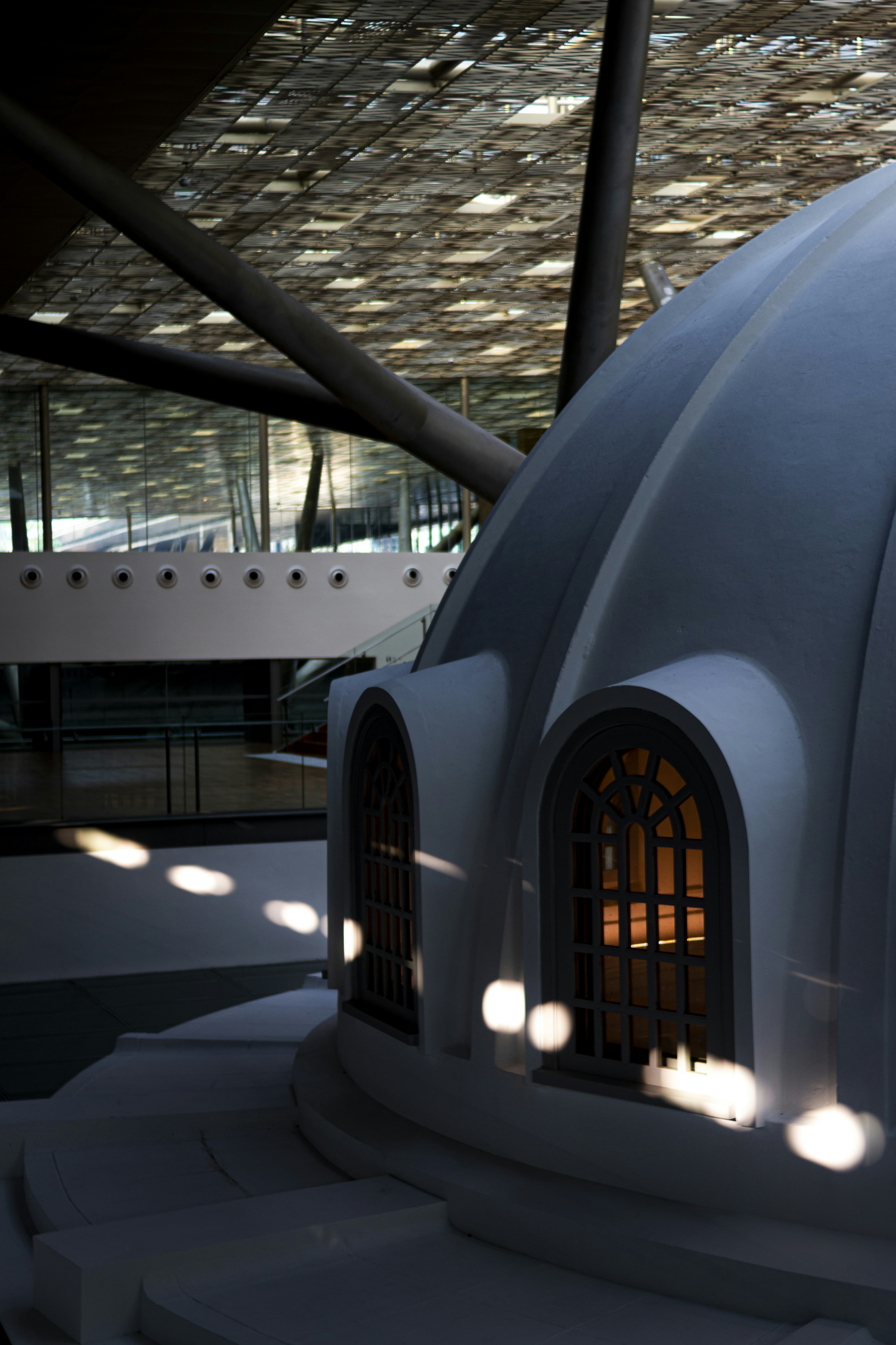 Un gran edificio blanco con una ventana iluminada