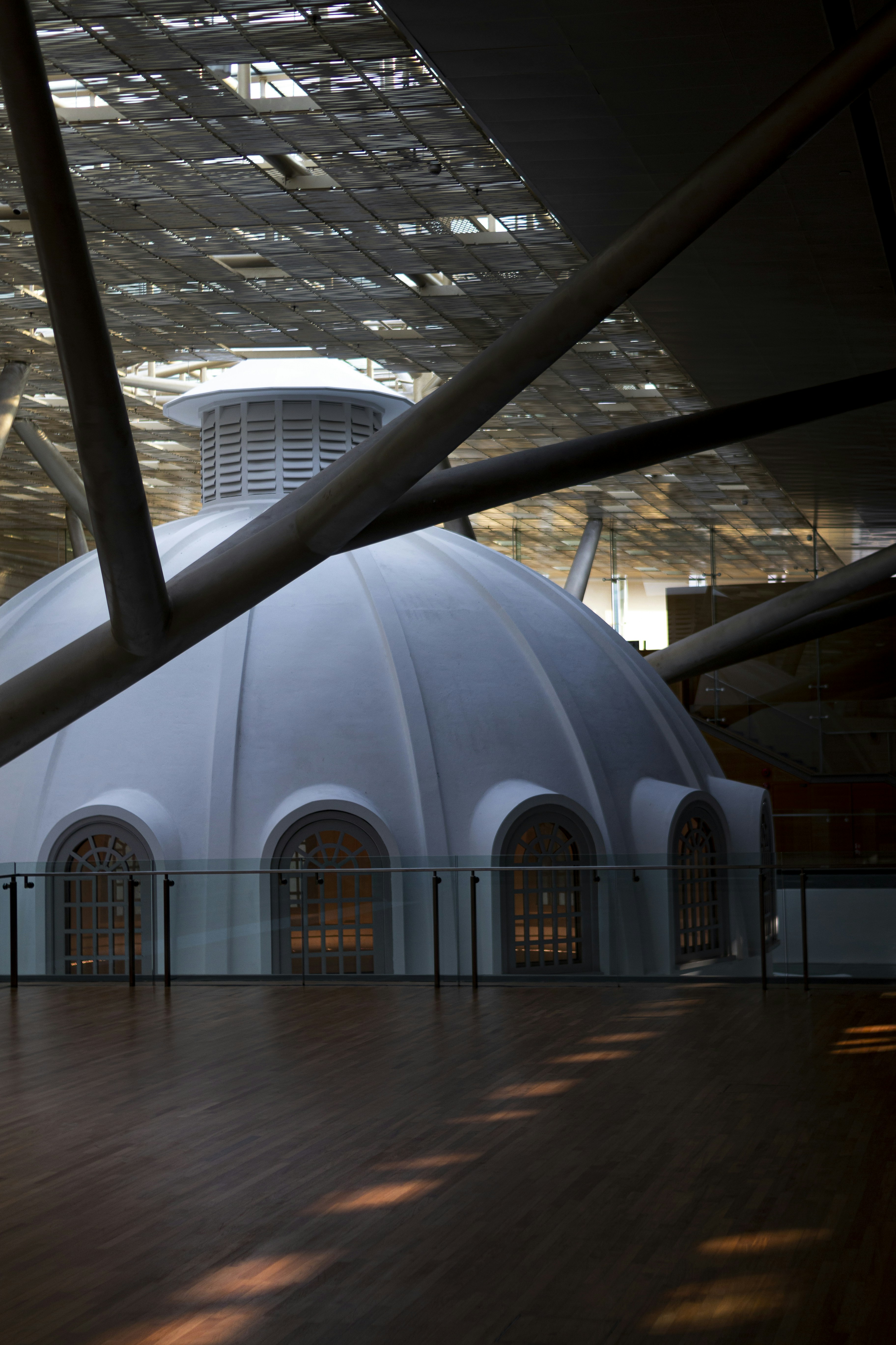 Un gran edificio blanco con techo abovedado