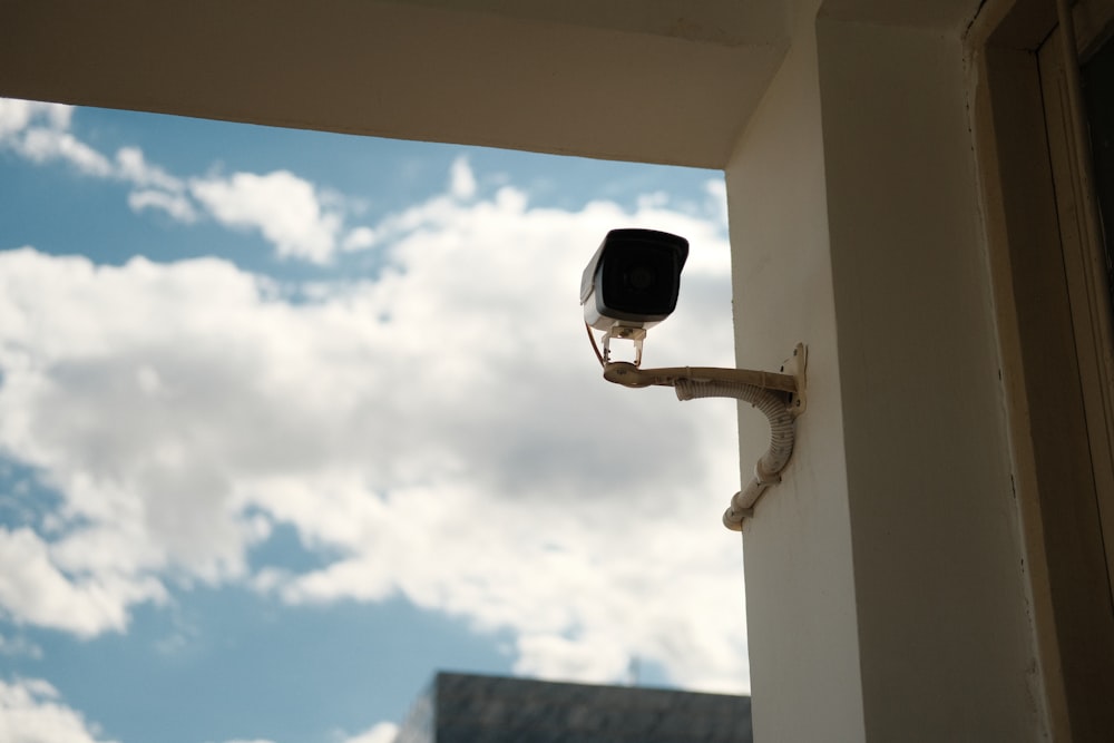 una cámara de seguridad montada en el costado de un edificio