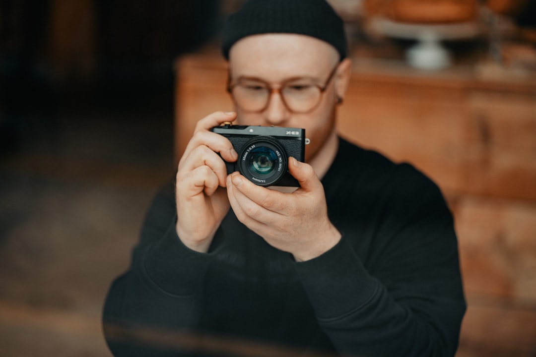 a man taking a picture of himself with a camera, finde-zukunft.de