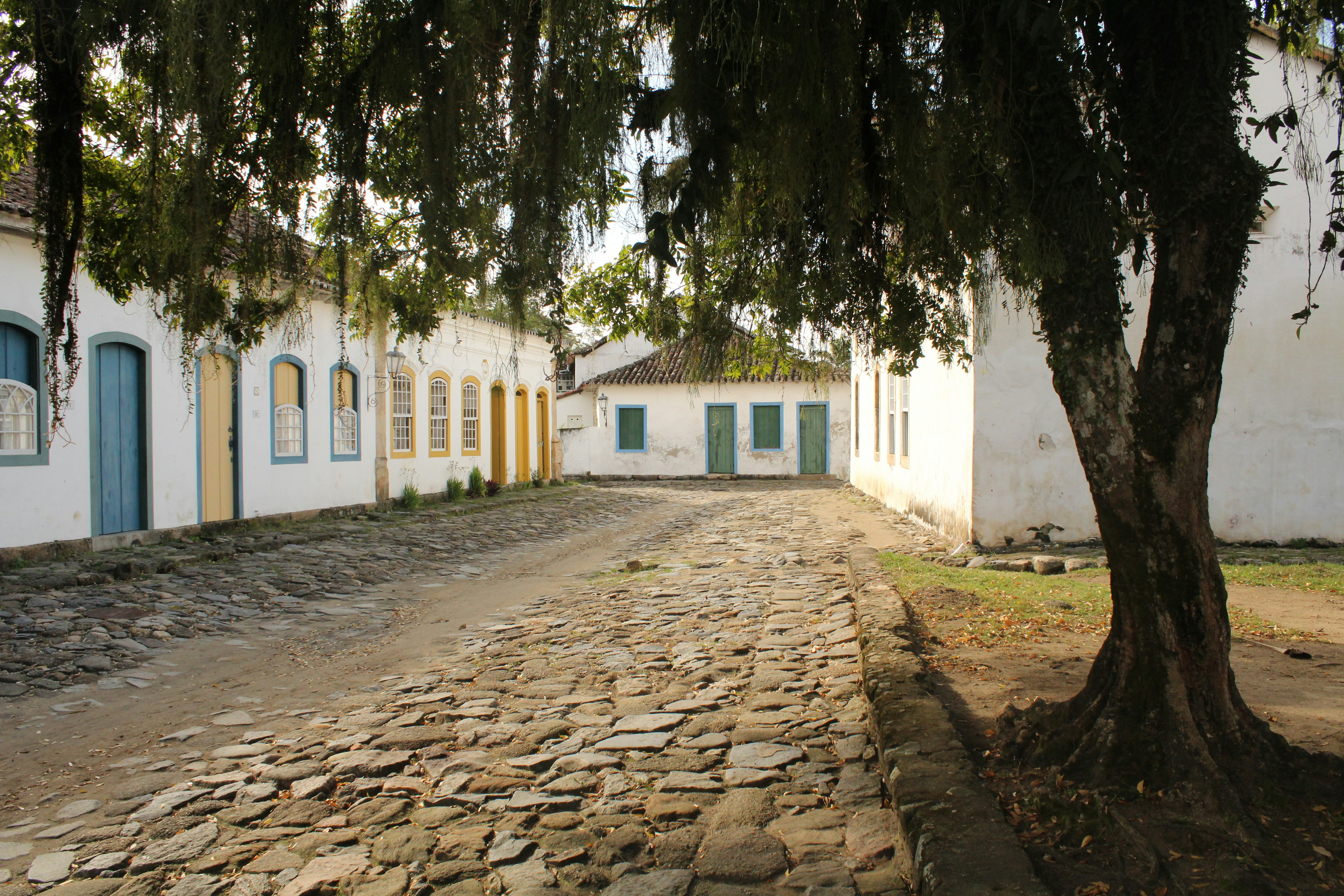 Une rue pavée dans un petit village