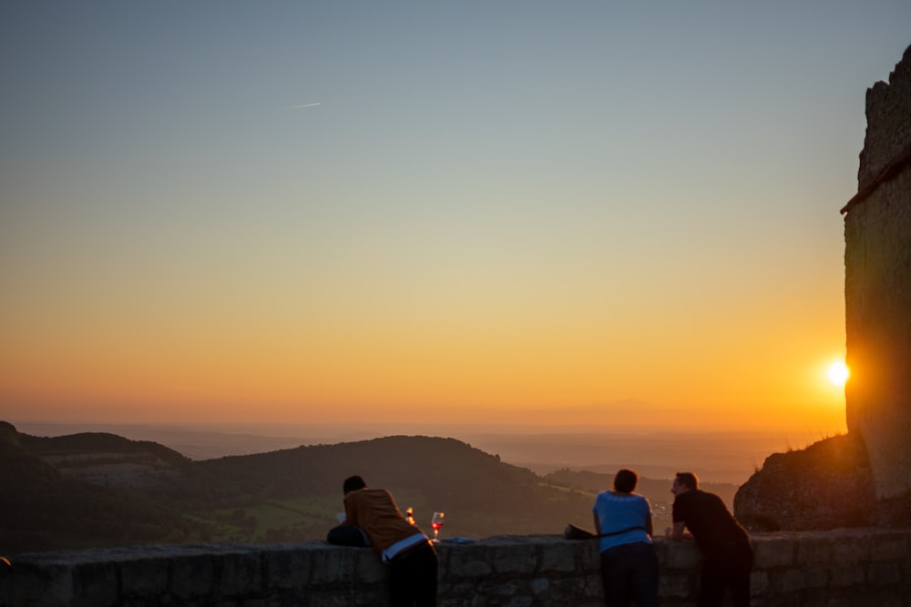 Eine Gruppe von Menschen, die auf einer Steinmauer stehen