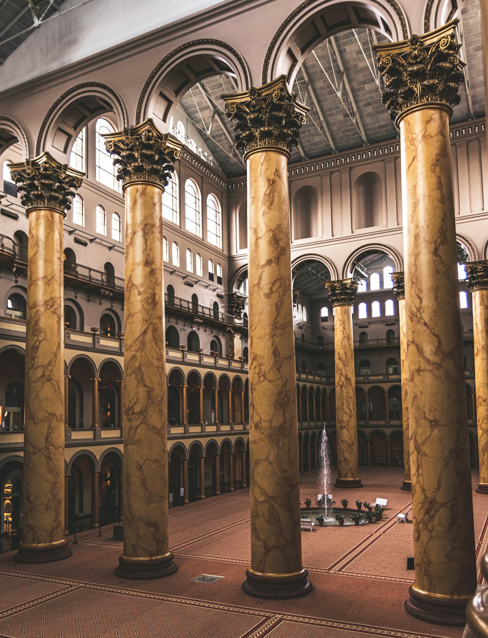 Una gran sala llena de columnas y arcos