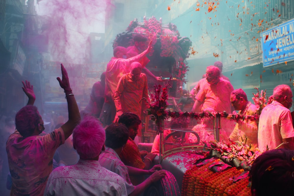 um grupo de pessoas celebrando holi na rua