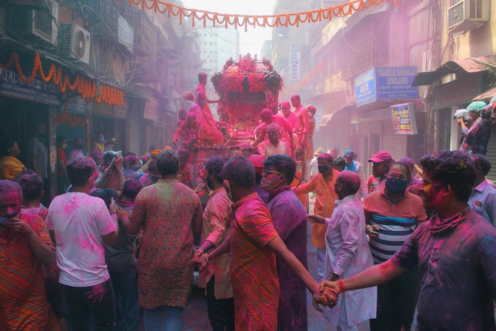 Un grande gruppo di persone che celebrano l'Holi Day