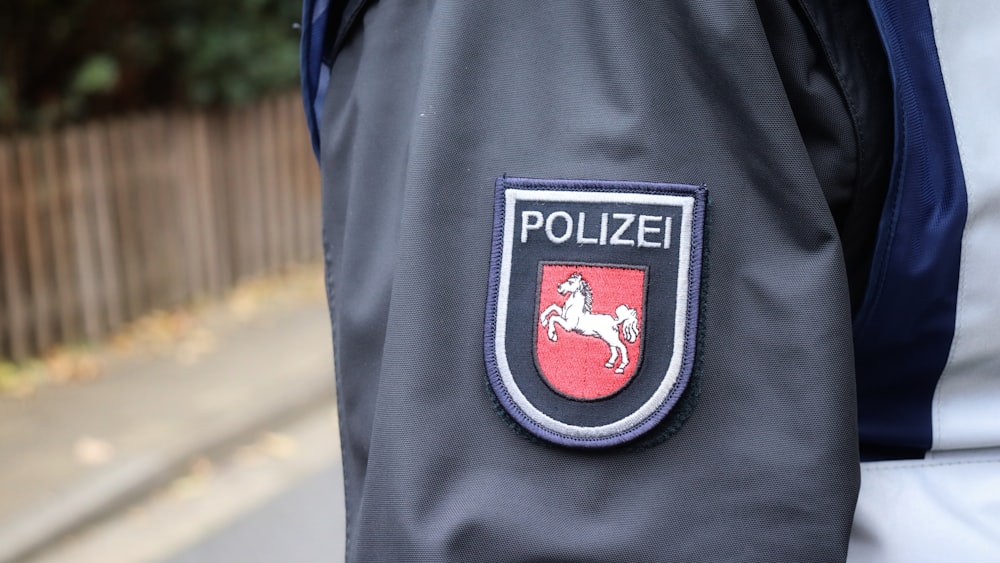 una giacca della polizia con un emblema di cavallo su di esso