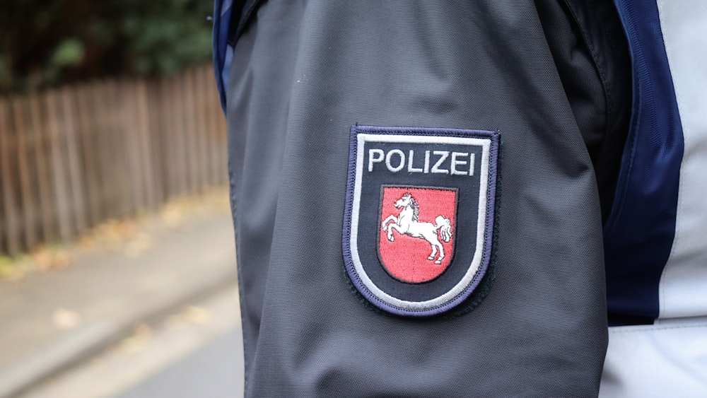 eine Polizeijacke mit einem Pferdeemblem darauf