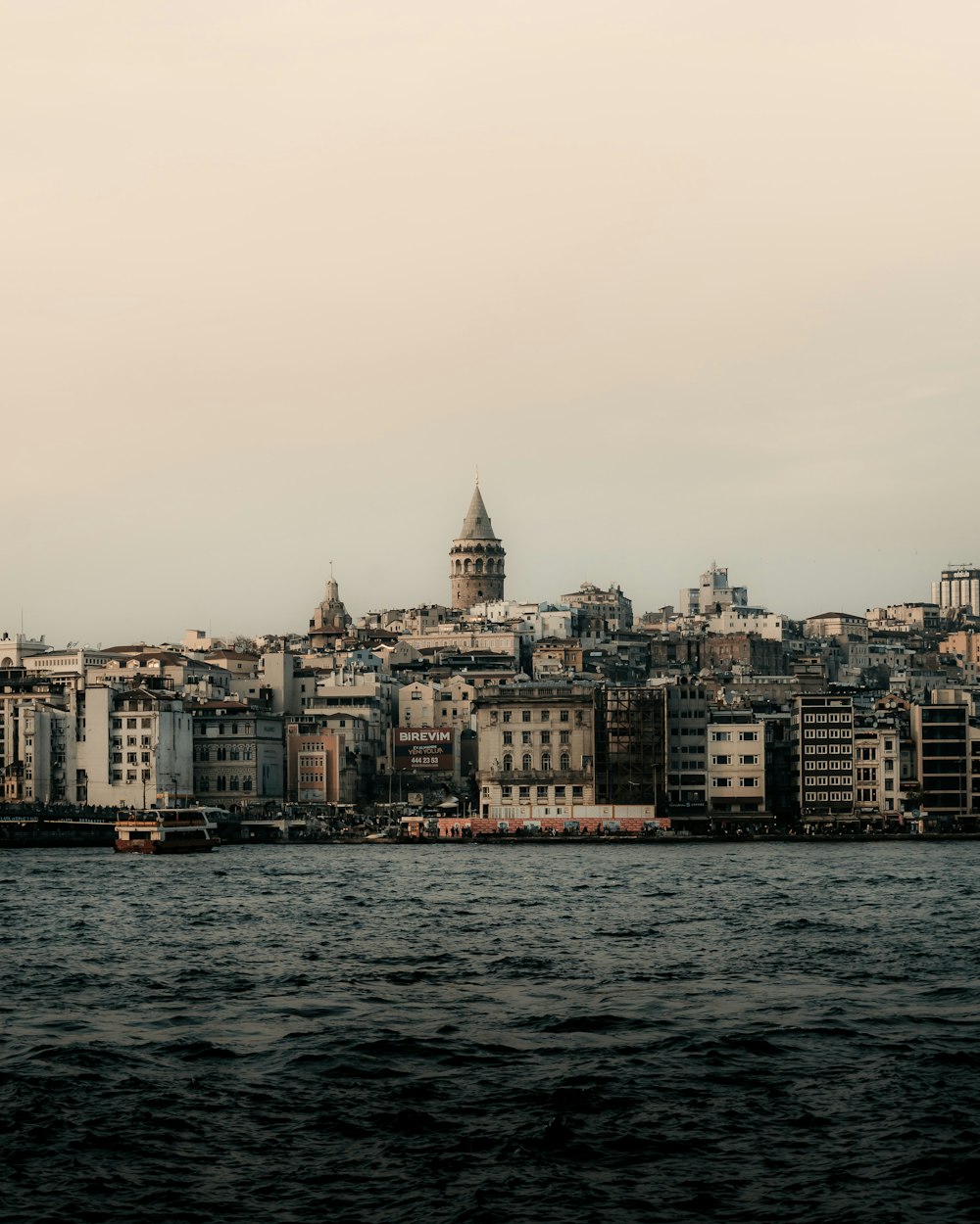 Ein großes Gewässer mit einer Stadt im Hintergrund