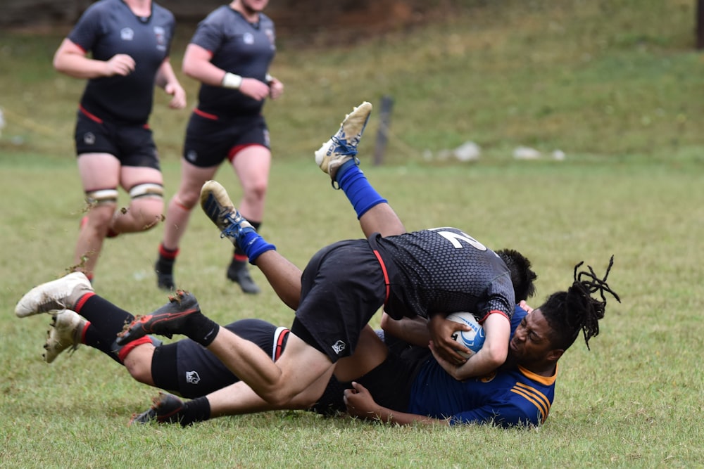 um grupo de pessoas jogando um jogo de rugby