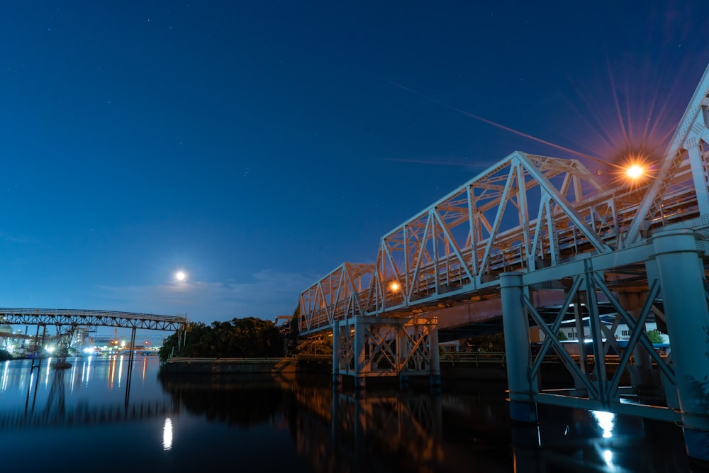 Un puente sobre un cuerpo de agua por la noche
