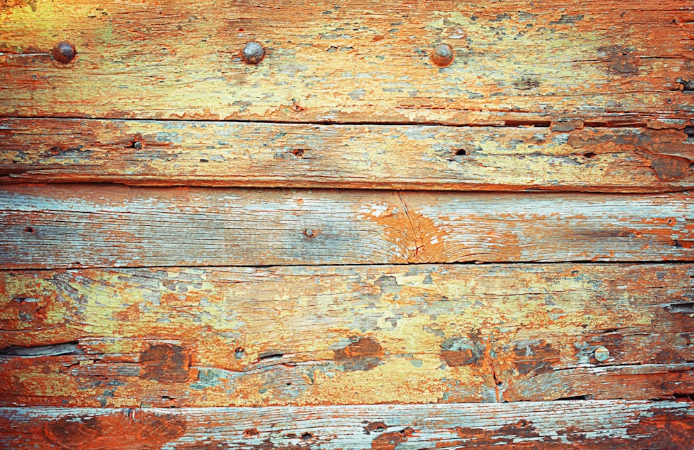 un gros plan d’une surface en bois avec de la rouille