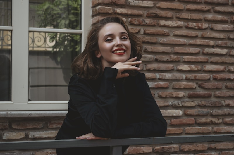 Sugar Baby thanh lịch bên lan can