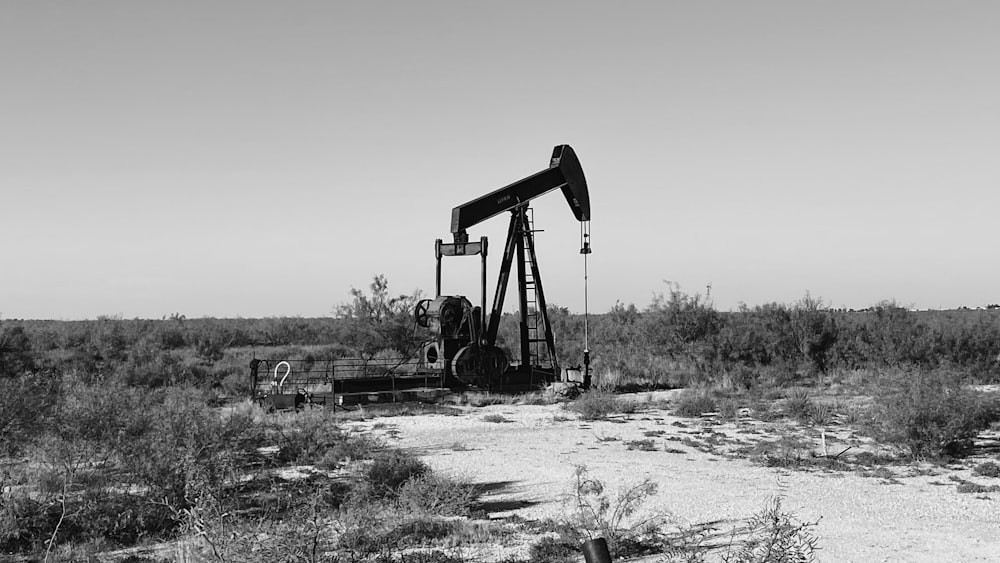 Una foto en blanco y negro de una bomba de aceite
