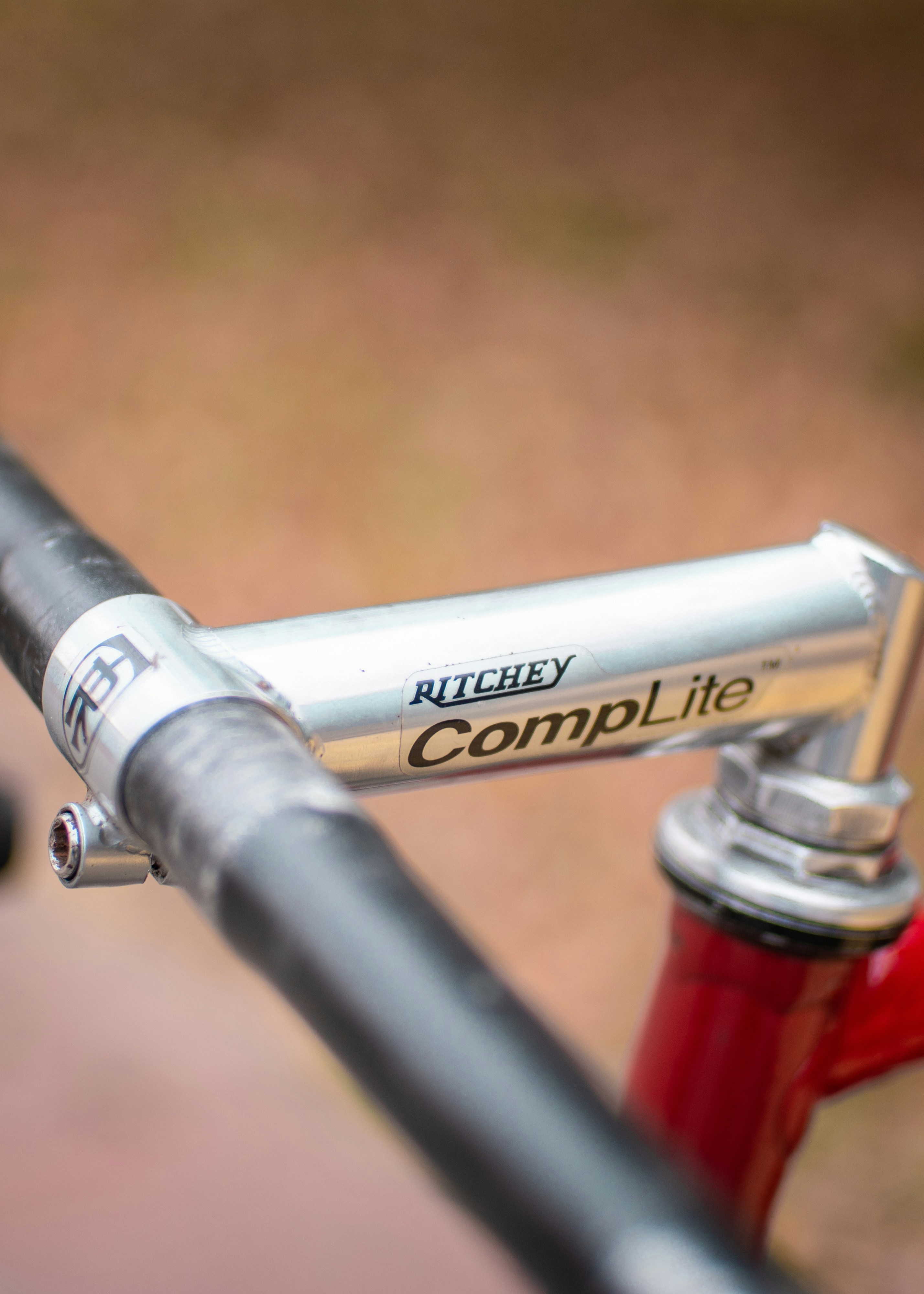 un gros plan du guidon d’un vélo