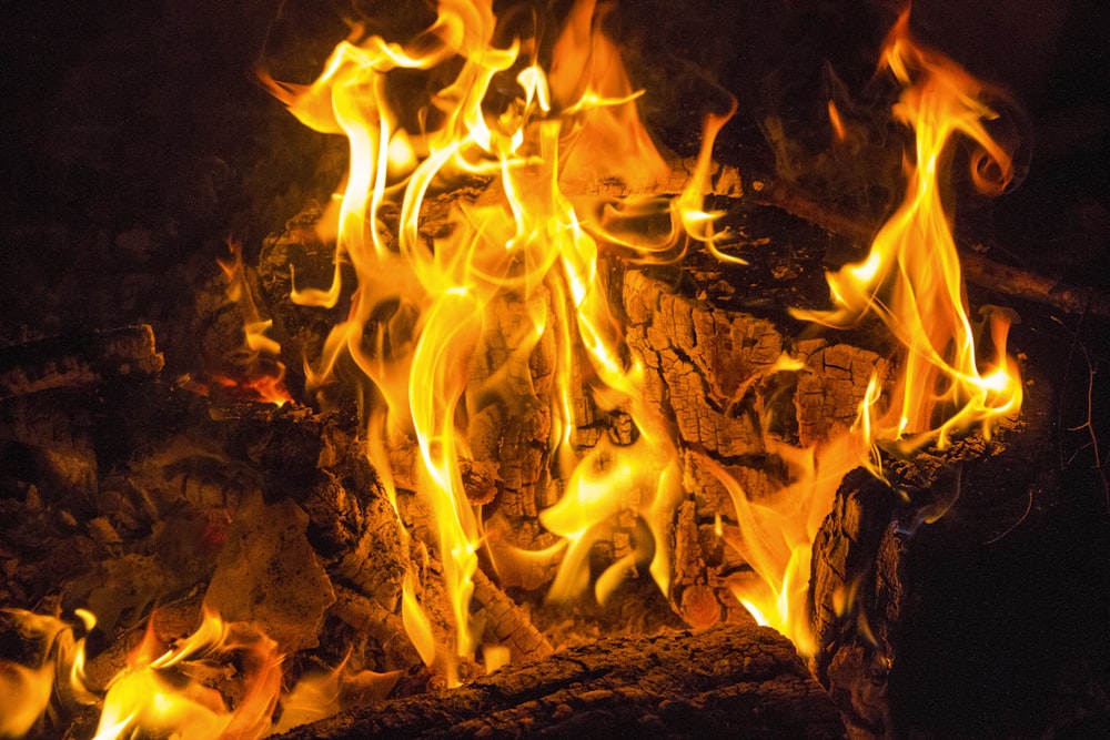 Un primo piano di un fuoco che brucia in un camino