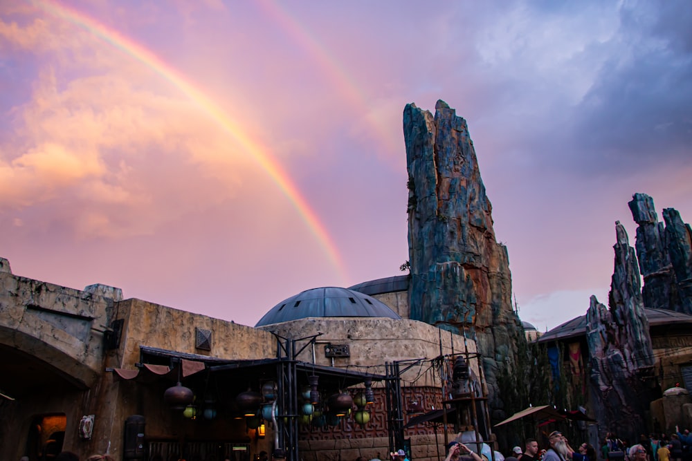 Un arc-en-ciel est dans le ciel au-dessus d’un bâtiment