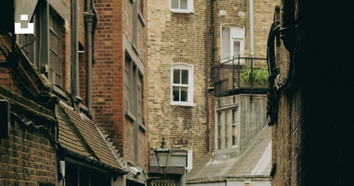 Une personne marchant dans une ruelle étroite photo – Photo Royaume-Uni ...