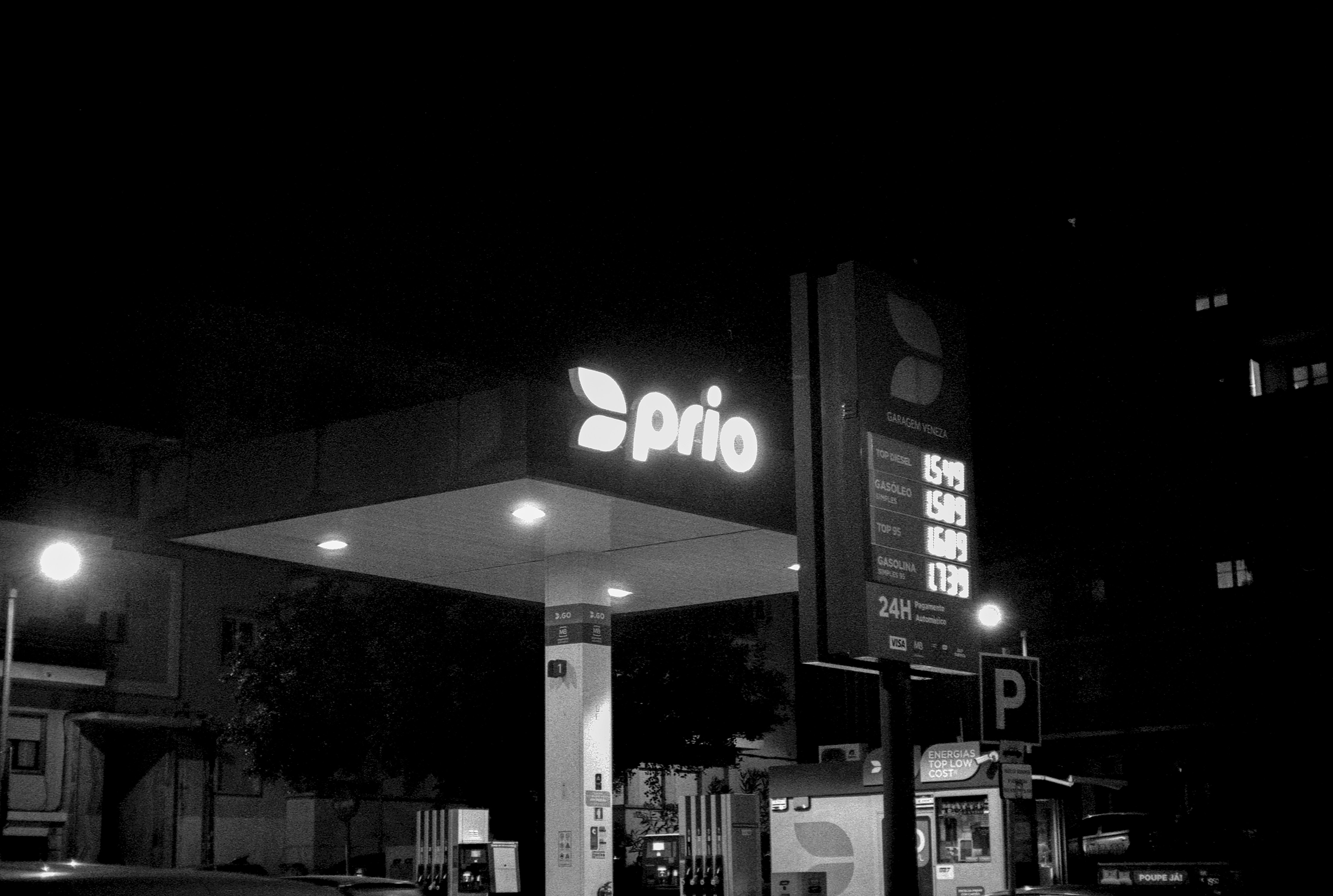 ガソリンスタンドの白黒写真