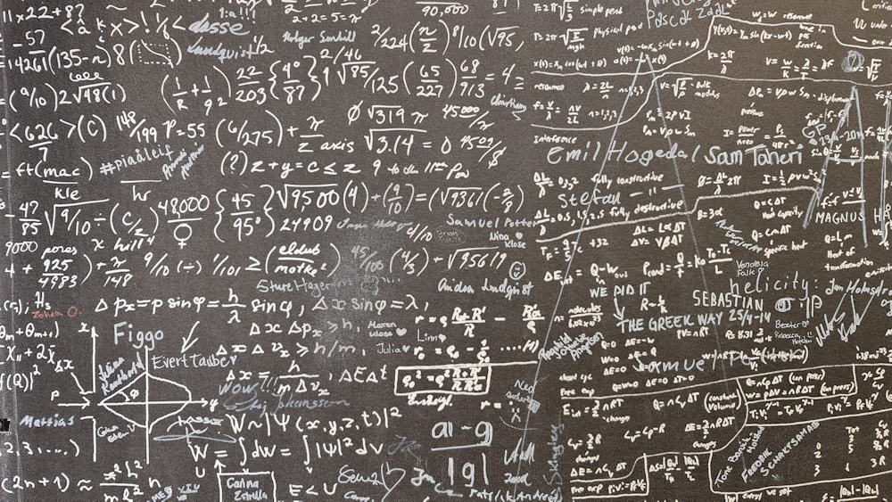 Crianças resolvendo problemas matemáticos em sala de aula