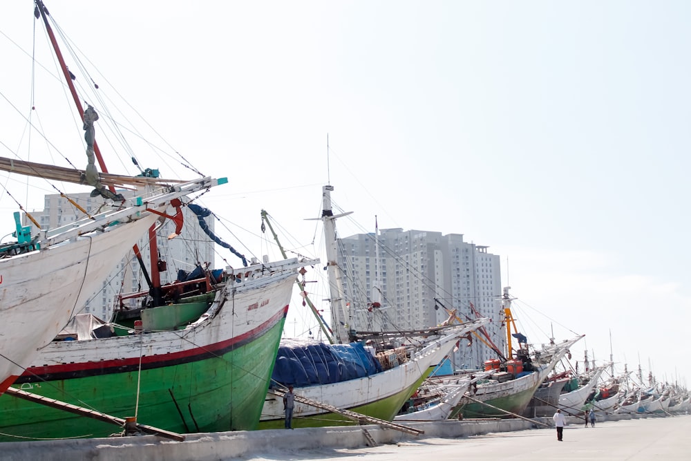 une rangée de bateaux assis les uns à côté des autres sur une plage